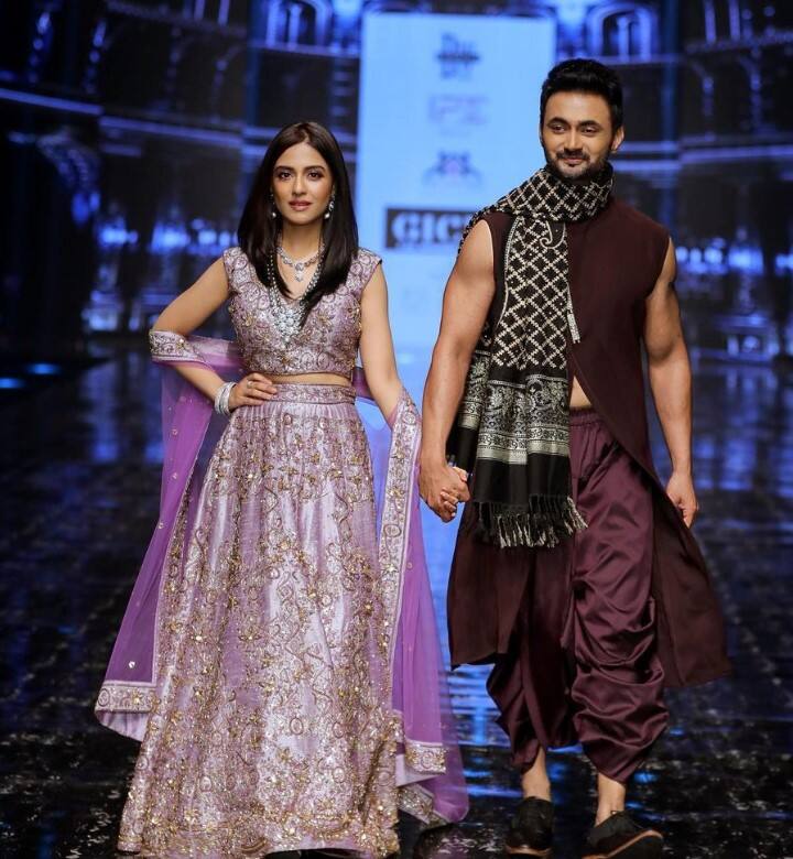 विवाह एक्ट्रेस अमृता राव अपने पति संग हाल ही में कपल ऑफ थिंग्स के एनिवर्सरी स्पेशल एपिसोड में नजर आई थीं. इस दौरान उन्होंने अपनी शादी को लेकर कईं खुलासे किए.