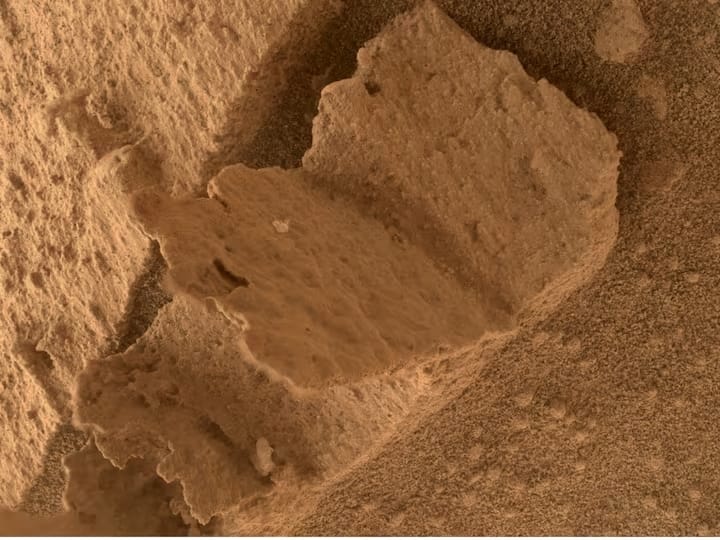 NASA's Curiosity Rover: मंगल ग्रह पर खुली किताब जैसी चट्टान को देख वैज्ञानिक हैरान, यहां अरबों साल पहले पानी होने के मिल सकते हैं सबूत