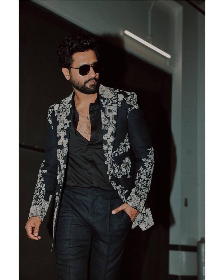 दरअसल, विक्की ने फेम फिल्म ‘मसान’ से पाया था. लेकिन इससे पहले वो अनुराग कश्यप की फिल्म 'गैंग्स ऑफ वासेपुर' में असिस्टेंट डायरेक्टर थे. साथ ही वो फिल्म में एक छोटा सा रोल निभा चुके हैं. वहीं जब अनुराग कपिल शर्मा के शो पर पहुंचे थे उन्होंने इस फिल्म से जुड़े कई दिलचस्प किस्से शेयर किए थे.