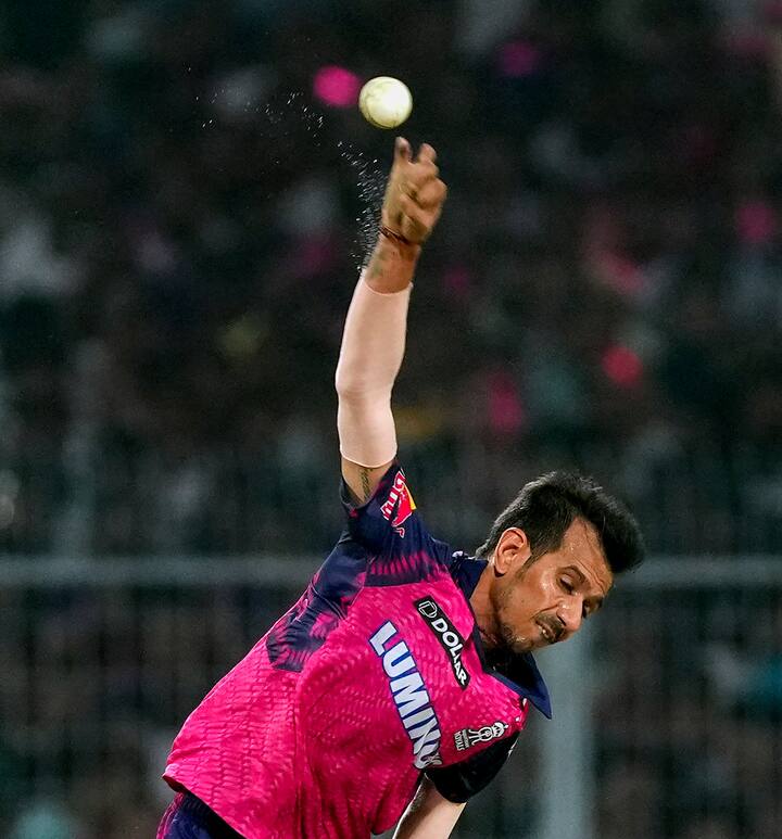 பதினைந்தாவது ஐ.பி.எல் சீசனில் ராஜஸ்தான் ராயல்ஸ் அணிக்காக விளையாடிய யுஸ்வேந்திர சஹல் 27 விக்கெட்களை எடுத்து பர்பில் கேப் வீரர் ஆனார்