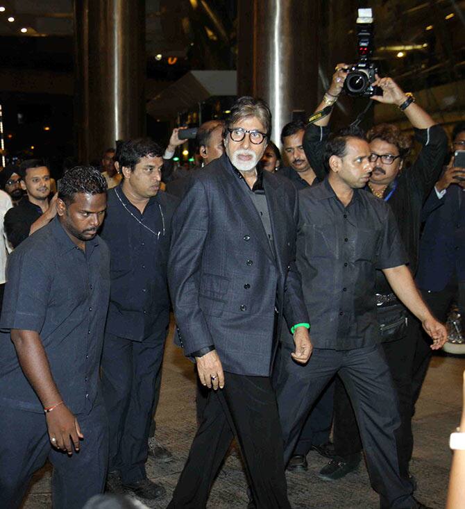 அதனை பார்த்த நெட்டிசன்கள் அமிதாப் பச்சன் ஹெல்மெட் அணியவில்லை என விமர்சித்தும் அவர் தண்டிக்கப்பட வேண்டும் என்றும் கூறி வருகின்றனர்.