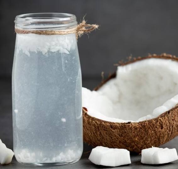 ਨਾਰੀਅਲ ਪਾਣੀ-ਨਾਰੀਅਲ ਪਾਣੀ ਸਿਹਤ ਲਈ ਵਰਦਾਨ ਮੰਨਿਆ ਜਾਂਦਾ ਹੈ। ਗਰਮੀਆਂ ਵਿੱਚ ਰੋਜ਼ਾਨਾ ਨਾਰੀਅਲ ਪਾਣੀ ਪੀਣ ਨਾਲ ਸਰੀਰ ਵਿੱਚ ਪਾਣੀ ਦੀ ਕਮੀ ਨੂੰ ਦੂਰ ਕੀਤਾ ਜਾ ਸਕਦਾ ਹੈ। ਇਸ ਤੋਂ ਇਲਾਵਾ ਨਾਰੀਅਲ ਪਾਣੀ ਦਾ ਸੇਵਨ ਕਰਨ ਨਾਲ ਵਿਅਕਤੀ ਕਈ ਬੀਮਾਰੀਆਂ ਤੋਂ ਵੀ ਦੂਰ ਰਹਿੰਦਾ ਹੈ।