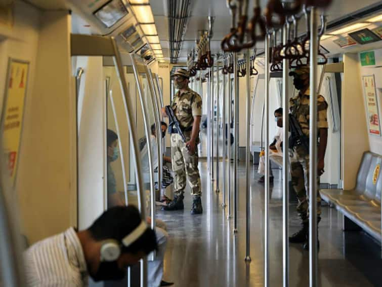 delhi-police-patrol-delhi-metro-coaches-objectionable-videos-viral