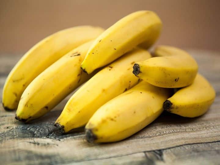 World Hypertension Day Why Eating Banana Every Day Is Good For High Blood Pressure Patients रोजाना केला खाने से दूर हो सकता है 'हाइपरटेंशन' का खतरा! बॉडी को ये फायदे होते रहेंगे