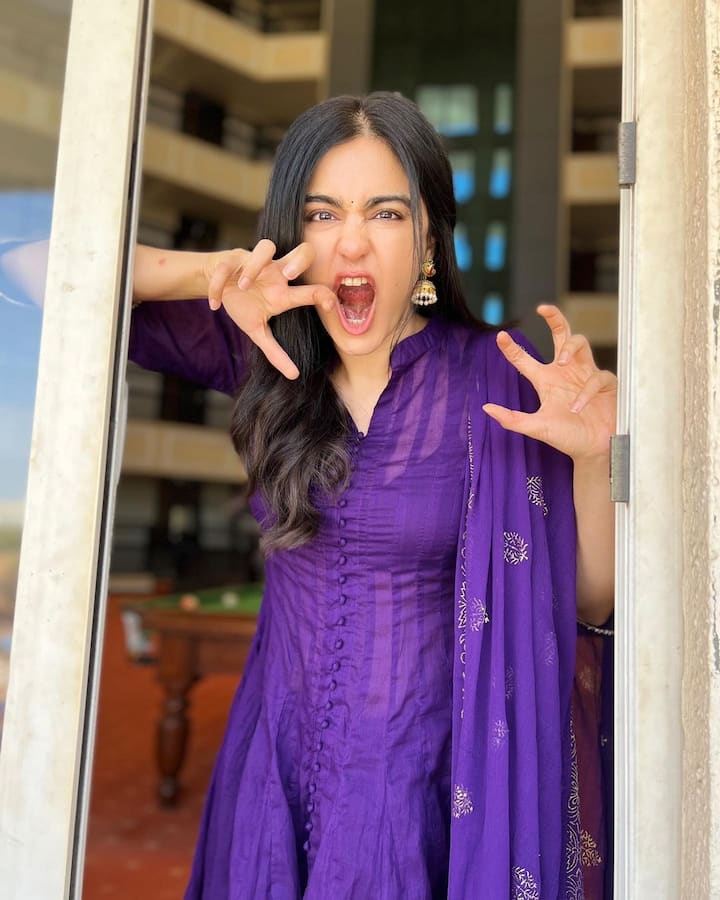 अदानं एका मुलाखतीमध्ये सांगितलं की, तिचे खरे नाव ‘चामुंडेश्वरी अय्यर’ ( Chamundeshwari Iyer) आहे.