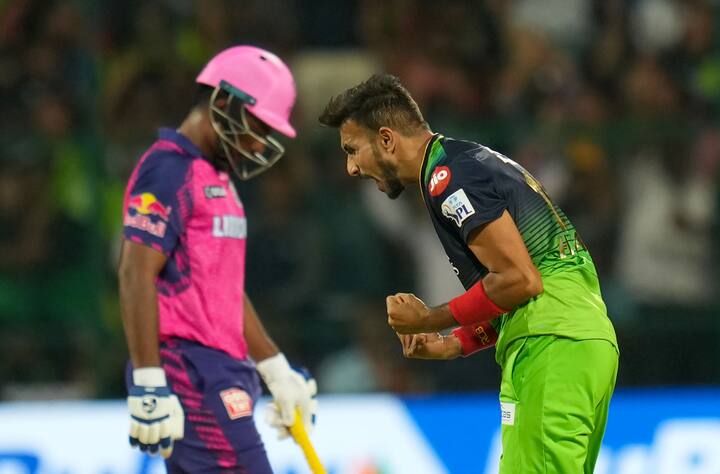 பதினான்காவது ஐ.பி.எல் சீசனில் ராயல் சேலஞ்சர்ஸ் பெங்களூர் அணிக்காக விளையாடிய ஹர்ஷல் பட்டேல் 32 விக்கெட்களை குவித்து பர்பில் கேப்பை தட்டிச்சென்றார்