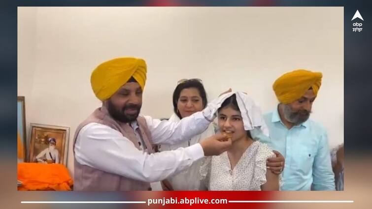 Punjab News: Cabinet Minister Harbhajan Singh honoured students Arpan Kaur who scored 99.2 percent marks in class 10 Punjab News: ਕੈਬਨਿਟ ਮੰਤਰੀ ਹਰਭਜਨ ਸਿੰਘ ਨੇ 10ਵੀਂ ਜਮਾਤ ਵਿਚੋਂ 99.2 ਫੀਸਦੀ ਅੰਕ ਪ੍ਰਾਪਤ ਕਰਨ ਵਾਲੀ ਵਿਦਿਆਰਥਣ ਨੂੰ ਕੀਤਾ ਸਨਮਾਨਿਤ