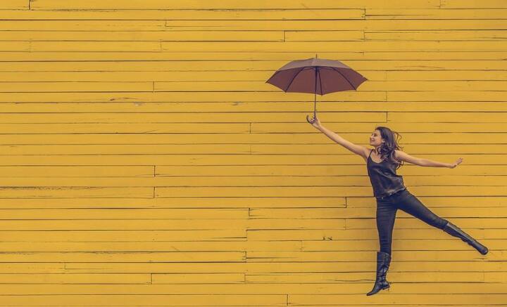 তবে পিছন ফিরে তাকানো, আর তা নিয়ে হতাশায় ভোগা, দু’টোর মধ্যে ফারাক রয়েছে। অতীতে কী করলে, কী হতে পারত, এসব ভেবে কষ্ট পাওয়ার কোনও অর্থ হয় না। কিছু মানুষ এ কথা অক্ষরে অক্ষরেও মানেনও।