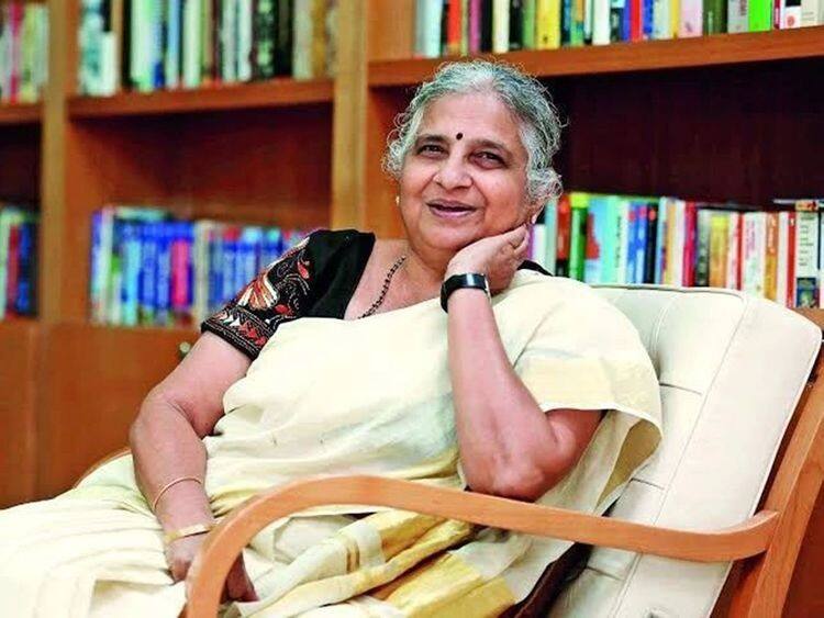 The Kapil Sharma Show: 'Bus conductor hai kya...' Such was Sudha Murthy's reaction in her first meeting with her husband, watch funny video The Kapil Sharma Show: 'બસ કંડક્ટર હૈ ક્યા...' પતિ સાથેની પહેલી મુલાકાતમાં આવી હતી સુધા મૂર્તિની પ્રતિક્રિયા, જુઓ ફની વીડિયો