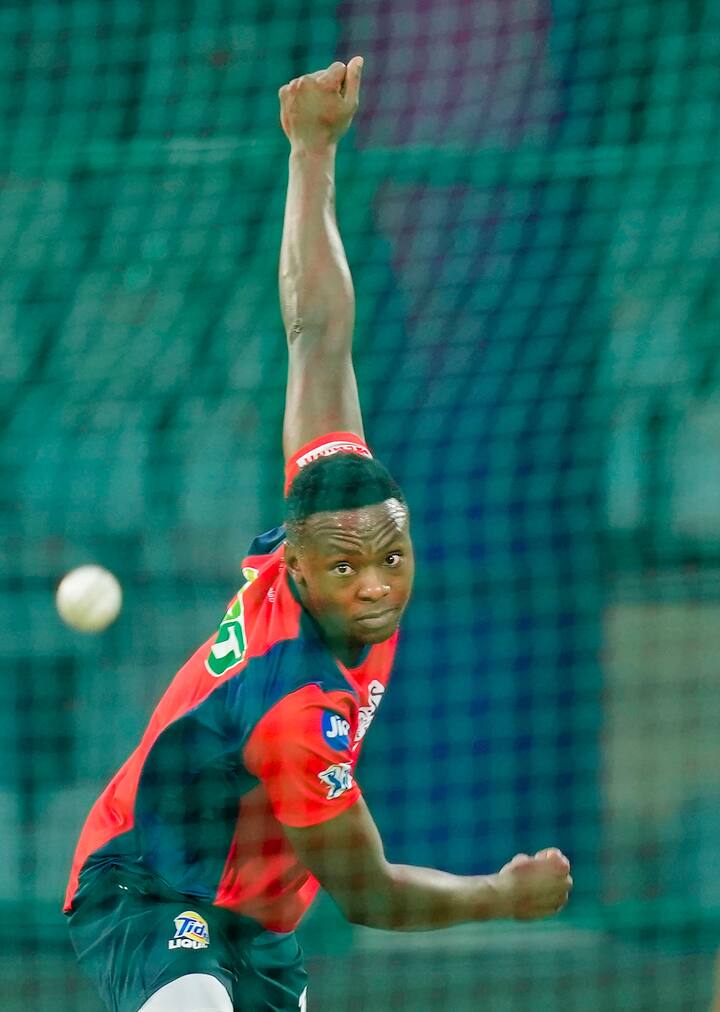 பதிமூன்றாவது ஐ.பி.எல் சீசனில் டெல்லி கேப்பிடல்ஸ் அனிக்காக விளையாடி ககிசோ ரபாடா 30 விக்கெட்களை குவித்து பர்பில் கேப் வீரர் ஆனார்