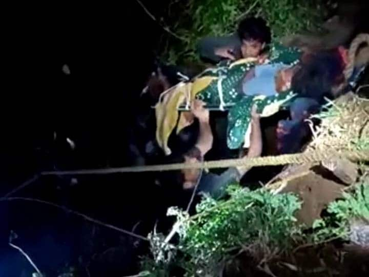 Kodaikanal: The van overturned in a 100 feet ditch on the mountain road. 21 people including the driver were injured. கொடைக்கானல் : மலைப்பாதையில் 100 அடி பள்ளத்தில் வேன் கவிழ்ந்து விபத்து: பயணிகளின் நிலை என்ன?