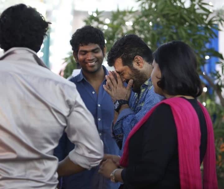 நடிகர் அஜித்தின் பிறந்தநாளுக்கு வாழ்த்து தெரிவித்த விக்னேஷ் சிவன்,  என்னை அறிந்தால் படப்பிடிப்பின் போது எடுத்த அன்சீன் புகைப்படத்தை பதிவிட்டுள்ளார்.