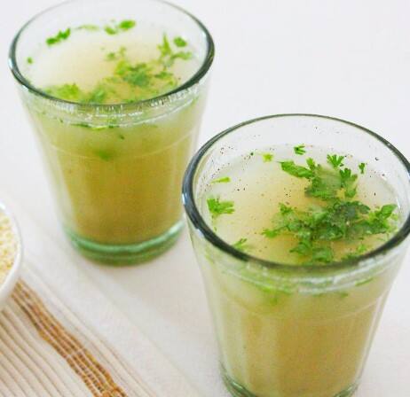 ਸੱਤੂ- ਗਰਮੀਆਂ ਵਿੱਚ ਸੱਤੂ ਦਾ ਸੇਵਨ ਪੇਟ ਨੂੰ ਠੰਢਾ ਰੱਖਦਾ ਹੈ ਤੇ ਐਸੀਡਿਟੀ ਦੀ ਸਮੱਸਿਆ ਨੂੰ ਵੀ ਦੂਰ ਕਰਦਾ ਹੈ। ਛੋਲਿਆਂ ਤੋਂ ਬਣੇ ਸੱਤੂ 'ਚ ਆਇਰਨ ਵੀ ਚੰਗੀ ਮਾਤਰਾ 'ਚ ਹੁੰਦਾ ਹੈ, ਜੋ ਸਰੀਰ 'ਚ ਖੂਨ ਦੀ ਕਮੀ ਨੂੰ ਦੂਰ ਕਰਦਾ ਹੈ।