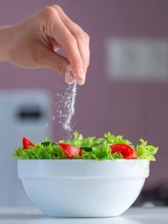 क्या सब्जी में ऊपर से नमक डालना खतरनाक है?