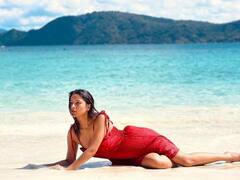 Shehnaaz Gill Photos: समंदर किनारे स्ट्रैपी फ्रॉक पहन शहनाज गिल ने लिया सनबाथ, Killer पोज देख फैंस की बढ़ गई धड़कनें!