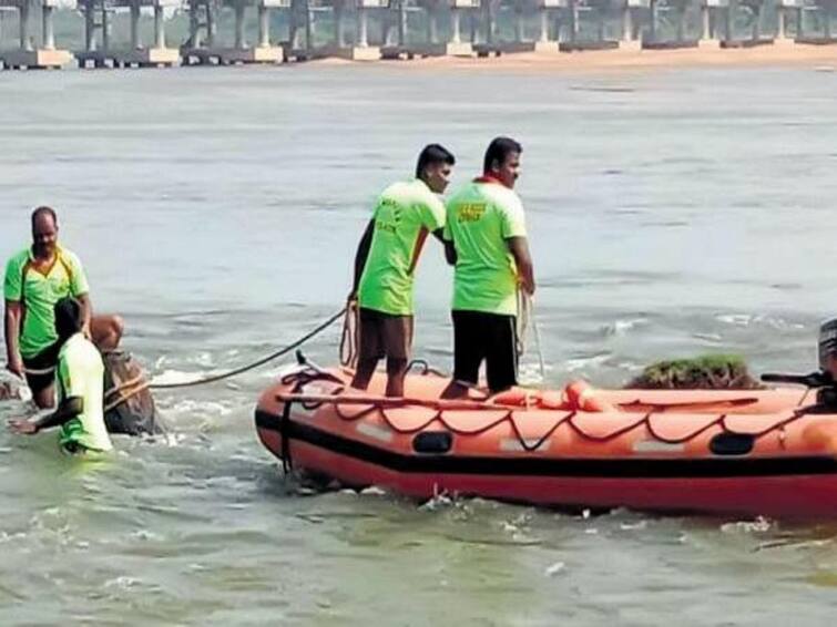 Trichy Srirangam 2 more students who drowned in Kollidam river were recovered as dead bodies TNN ஸ்ரீரங்கம் கொள்ளிடம் ஆற்றில் மூழ்கிய  2 மாணவர்கள் சடலமாக மீட்பு - பலி எண்ணிக்கை 3 ஆக உயர்வு