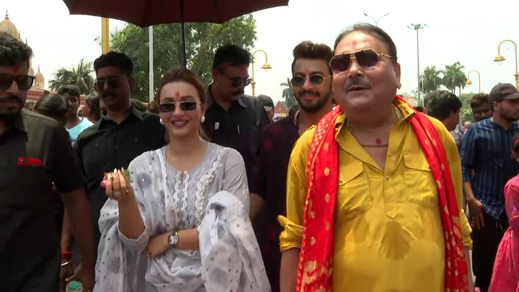 Koushani Mukherjee seeks blessings at Dakshineswar Temple with bonny sengupta and madan mitra ahead of her birthday Happy Birthday Kaushani: জন্মদিনের আগে বনিকে নিয়ে দক্ষিণেশ্বরে কৌশানি, সঙ্গে মদন মিত্র