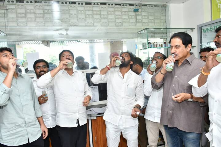 Andhra Pradesh Minister Jogi Ramesh visited Neera Cafe in Hyderabad Latest Telugu News Jogi Ramesh At Neera Cafe: హైదరాబాద్ నీరా కేఫ్ లో ఏపీ మంత్రి, టేస్ట్ అదిరిందన్న జోగి రమేష్