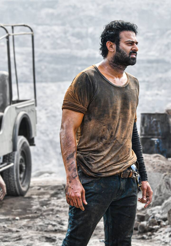 கேஜிஎஃப் படத்தின் வரலாறு காணாத ப்ளாக் பஸ்டர் வெற்றிக்குப் பிறகு இயக்குநர் பிரசாந்த் நீல், பிரபாஸூடன் சலார் படத்தில் இணைந்துள்ளார்.
