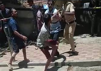 या मारहाणीची दृश्ये कॅमेऱ्यात कैद झाली आहेत.