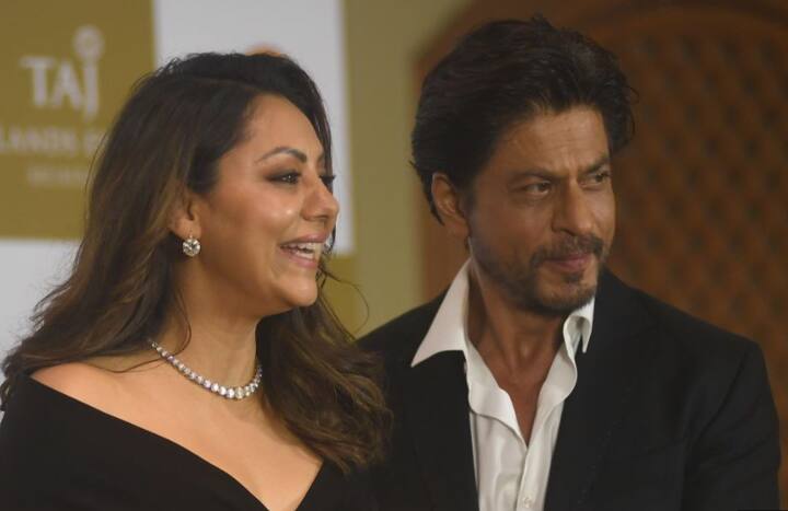 तिचा मोठा मुलगा आर्यन खानबद्दल बोलताना गौरी खान म्हणाली, शाहरुख खूप बिझी आहे पण तरीही त्याची डेट आम्हाला मिळते, पण आर्यन खानची डेट मिळणं आणि त्याची वेळ मिळणं खूप अवघड काम आहे.