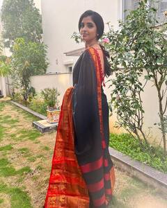 శారీలో ముద్దమందారంలా మెరిసిపోతున్న యాంకర్ శ్యామల