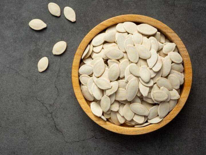 कद्दू के बीज में प्रोटीन और हेल्दी फैट भी भरपूर मात्रा में पाया जाता है. यही वजह है कि इन्हें खाने से एनर्जी के लेवल को लंबे समय तक बनाए रखने में मदद मिल सकती है. अगर आप सुबह कद्दू के बीजों का सेवन करेंगे तो दिनभर एनर्जी का लेवल हाई बना रहेगा.