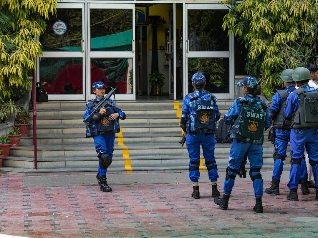 Delhi's Amrita School pushp vihar Gets Bomb Threat Via E-mail, delhi Police On Spot To Probe Case Delhi's Amrita School Gets Bomb Threat Via E-mail, Police Say Nothing Suspicious Found