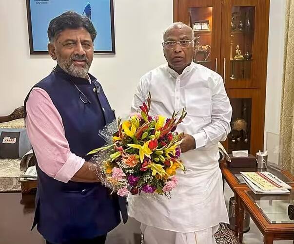 Karnataka Government Formation: Karnataka CM Decision Live Updates: D K Shivakumar reaches Cong chief Kharge’s residence Karnataka Government Formation: દિલ્હીથી નહી બેંગલુરુથી થશે મુખ્યમંત્રીના નામની જાહેરાત? મલ્લિકાર્જુન ખડગેને મળ્યા સિદ્ધારમૈયા અને શિવકુમાર