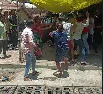 कारवाई करायला गेलेल्या कर्मचाऱ्यांना स्थानिकांकडून मारहाण करण्यात आली आहे.