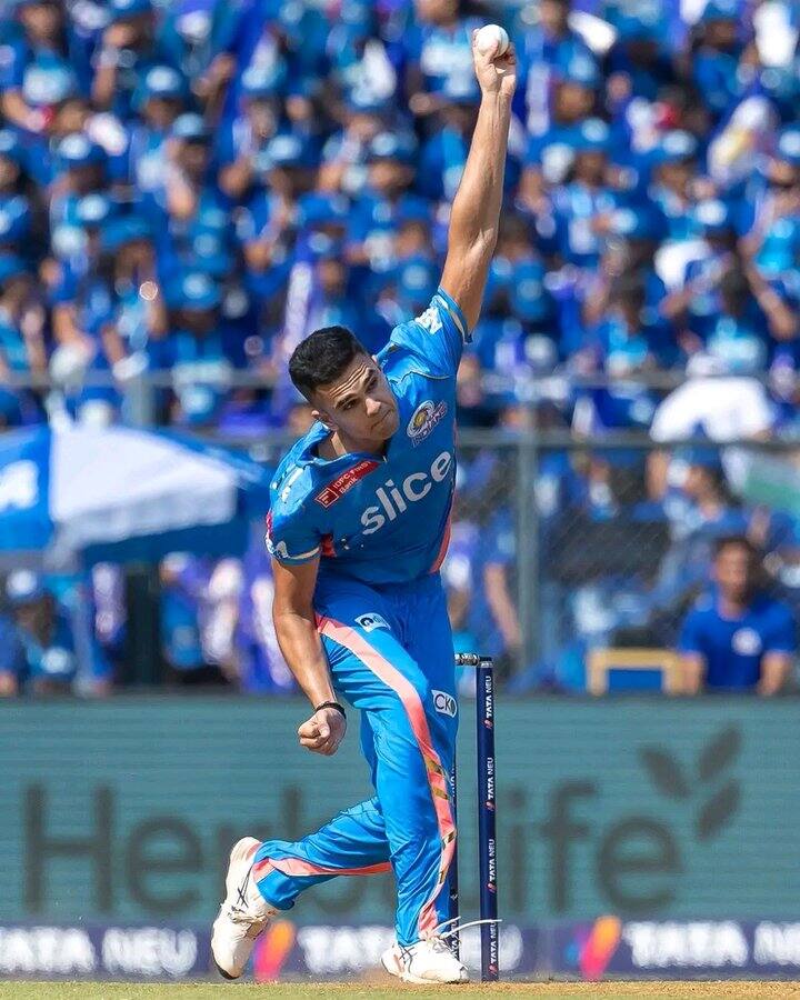 இந்த சீசன் ஐ.பி.எலில் 4 போட்டிகளில் ஆடிய அர்ஜூன், 3 விக்கெட்டுகளை கைப்பற்றியுள்ளார் என்பது குறிப்பிடத்தக்கது.