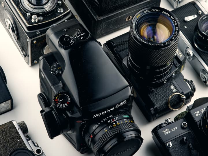 सस्ता हो या महंगा, या फिर फोन वाला... कैमरा हमेशा लाल काले रंग का ही क्यों होता है? Why camera is always in black colour know reason सस्ता हो या महंगा, या फिर फोन वाला... कैमरा हमेशा लाल काले रंग का ही क्यों होता है?