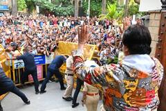 Amitabh Bachchan, Anushka Sharma: இவங்களுக்கு லிஃப்ட் கொடுத்தது குற்றமா?.ஹெல்மெட் அணியாமல் சென்று அபராதம் பெற்ற பாலிவுட் நடிகர்கள்