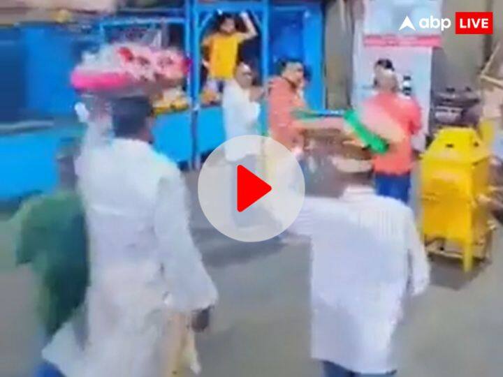 Trimbakeshwar temple viral video some Muslims trying to offer chadar Devendra Fadnavis orders inquiry Watch: महाराष्ट्र के त्र्यंबकेश्वर मंदिर में चादर चढ़ाने कोशिश, वीडियो वायरल, SIT करेगी मामले की जांच