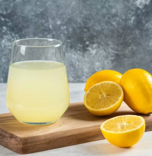 ਨਿੰਬੂ-ਗਰਮੀਆਂ ਦੇ ਮੌਸਮ 'ਚ ਨਿੰਬੂ ਦਾ ਸੇਵਨ ਬਹੁਤ ਫਾਇਦੇਮੰਦ ਮੰਨਿਆ ਜਾਂਦਾ ਹੈ। ਇਸ ਮੌਸਮ 'ਚ ਨਿੰਬੂ ਪਾਣੀ ਦਾ ਸੇਵਨ ਨਾ ਸਿਰਫ ਗਰਮੀ ਤੇ ਹੀਟ ਸਟ੍ਰੋਕ ਤੋਂ ਬਚਾਉਂਦਾ ਹੈ, ਸਗੋਂ ਵਿਅਕਤੀ ਨੂੰ ਅੰਦਰੋਂ ਤਰੋਤਾਜ਼ਾ ਮਹਿਸੂਸ ਵੀ ਕਰਦਾ ਹੈ।