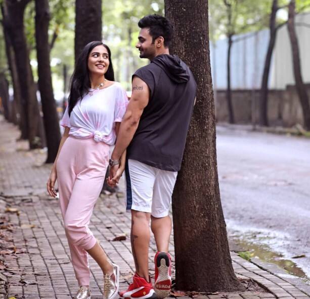 अमृता ने खुलासा किया कि वह और अनमोल अपने स्पेशल डे पर डिजाइनर कपड़ों की बजाय ट्रेडिशनल आउटफिट्स पहनना चाहते थे. एक्ट्रेस ने कहा कि उन्होंने अपनी शादी के लिए महज 3000 की ट्रेडीशनल ड्रेस खरीदी थी और शादी के वैन्यू को 11 हजार में तय किया था.