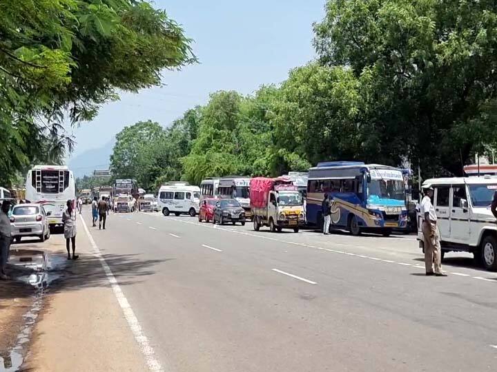 Vehicles waiting for a long time for the arrival of the Governor stopped the traffic at Kodai Road ஆளுநர் வருகைக்காக காக்கவைக்கப்பட்ட வாகனங்கள்: கொடைரோட்டில் ஸ்தம்பித்த போக்குவரத்து: வாகன ஓட்டிகள் அவதி!