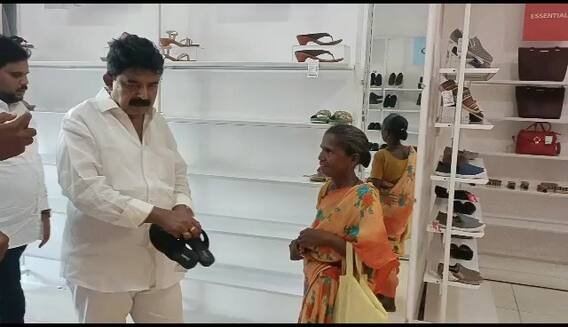 Perni Nani Helps to Women | కాళ్లకు చెప్పుల్లేని వృద్ధురాలికి పేర్నినాని సాయం | ABP Desam