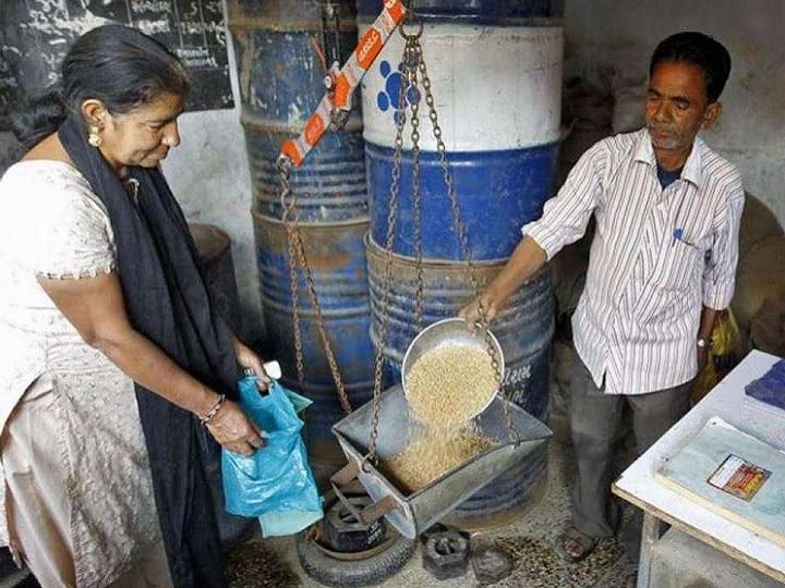 How to Complaint against ration dealer these are helpline numbers for every state Ration Card Complaint: राशन देने से करे मना या वजन में हो गड़बड़ी, नोट कर लें ये नंबर... झट से होगा एक्शन!