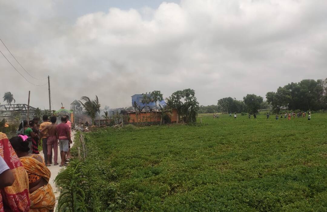 Purba Medinipur egra Horrible explosion in the fire cracker factory Purba Midnapore: বাজি কারখানায় ভয়াবহ বিস্ফোরণ, ছড়িয়ে-ছিটিয়ে পরে রয়েছে দেহ!