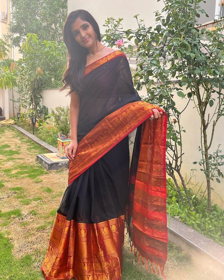 శారీలో యాంకర్ శ్యామలా స్టన్నింగ్ లుక్స్