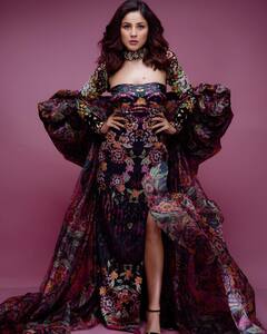 Shehnaaz Gill Photos: समंदर किनारे स्ट्रैपी फ्रॉक पहन शहनाज गिल ने लिया सनबाथ, Killer पोज देख फैंस की बढ़ गई धड़कनें!