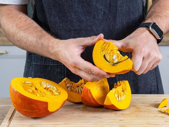 कद्दू के बीज हेल्दी फैट, एंटीऑक्सीडेंट और फाइटोस्टेरॉल से भरपूर होते हैं. यही वजह है कि इनका सेवन करने से दिल को बीमारियों से बचाए रखने में काफी मदद मिलती है. सिर्फ इतना ही नहीं, इन्हें खाने से ब्लड प्रेशर और कोलेस्ट्रॉल के लेवल में सुधार भी होता है.