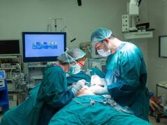 नीला या फिर हरा ड्रेस पहन कर ऑपरेशन थिएटर में क्यों जाते हैं डॉक्टर, क्या है इसके पीछे की साइंस?