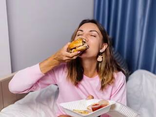 Health Tips : खबरदार! जेवण केल्यानंतर चुकूनही करू नका 'या' गोष्टी, अन्यथा तुमच्या आरोग्यवर होईल परिणाम