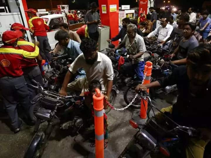 Petrol price cut 12 rupees in Pakistan diesel slashed by 30 rupees per liter Know Update Petrol-Diesel Rates in Pakistan: कंगाल पाकिस्तान में बड़ी राहत, डीजल 30 रुपये प्रति लीटर और पेट्रोल इतना हुआ सस्ता 