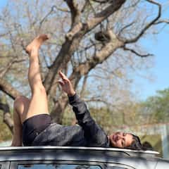 Inaya Sulthana: కొత్త కారుపైకెక్కి కాలు మీద కాలేసుకుని ఇనాయ ఫోజులు