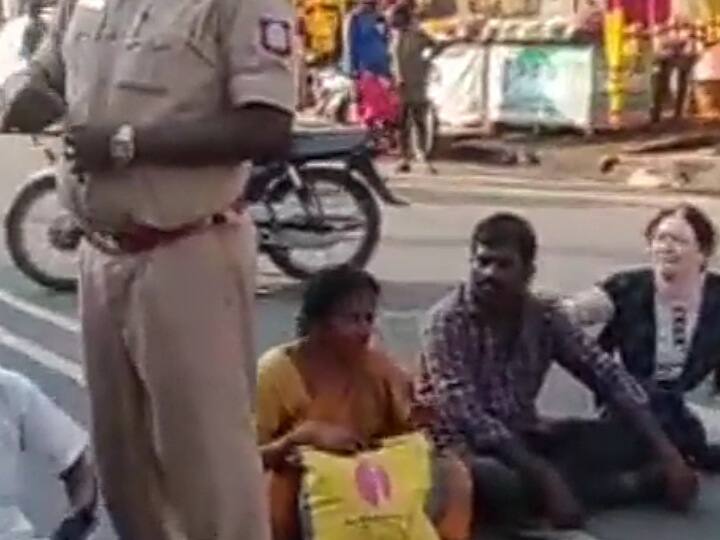 Karur: தாமதமான சிகிச்சையால் உயிரிழப்பு - கரூரில் உறவினர்கள் சாலை மறியல் Death due to delayed treatment in government hospital. relative road block TNN Karur: தாமதமான சிகிச்சையால் உயிரிழப்பு - கரூரில் உறவினர்கள் சாலை மறியல்