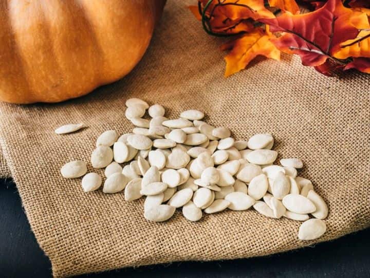 वैसे तो कद्दू के बीजों का सेवन आप कभी-भी कर सकते हैं, लेकिन अगर आप इन्हें अपनी ब्रेकफास्ट डाइट में शामिल करें तो आपके स्वास्थ्य को कई फायदे मिल सकते हैं.