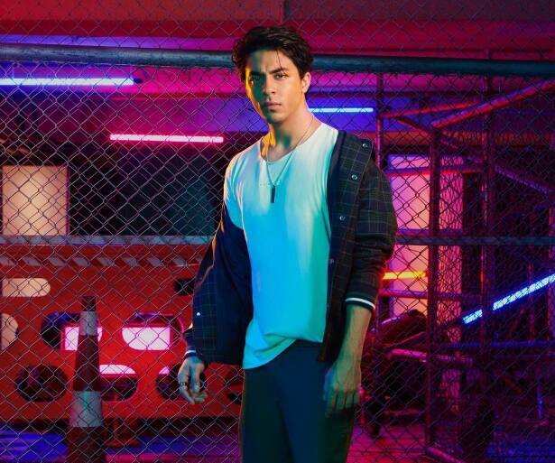 यासोबतच आर्यनने काही दिवसांपूर्वी स्वतःचा क्लोदिंग ब्रँड D'YAVOL देखील लॉन्च केला आहे. ही माहिती एका जाहिरातीद्वारे देण्यात आली ज्यामध्ये आर्यन आणि शाहरुख दोघेही दिसत होते.